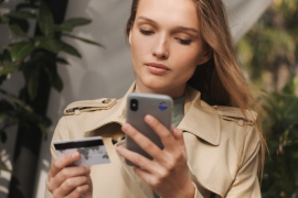 &lt;a href=&quot;https://ru.freepik.com/free-photo/gorgeous-blond-girl-looking-concentrated-paying-by-credit-card-using-smartphone-it-coffee-break-street-cafe-online-purchases-concept_23328498.htm#fromView=search&amp;page=2&amp;position=41&amp;uuid=5653a6c6-a619-44cf-a45d-91149c605135&quot;&gt;Изображение от garetsvisual на Freepik&lt;/a&gt;