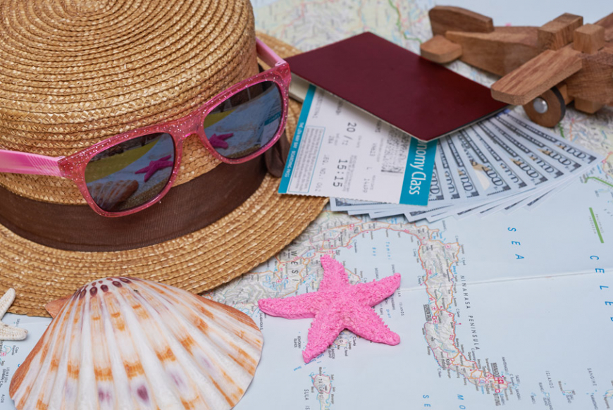 <a href="https://ru.freepik.com/free-photo/flat-lay-traveler-accessories-with-palm-leaf-camera-hat-passports-money-air-tickets-airplanes-map-sunglasses-top-view-travel-vacation-concept_14630602.htm#fromView=search&page=1&position=0&uuid=2ed4258e-1ac9-4c7c-85ee-92aff264c4b6">Изображение от jcomp на Freepik</a>