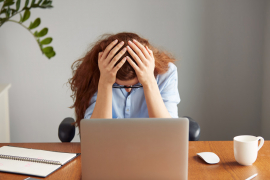 <a href="https://ru.freepik.com/free-photo/headshot-exhausted-redhead-female-office-worker-blue-shirt-glasses_10272216.htm#fromView=search&page=1&position=29&uuid=1401f4f6-4b30-4c92-904f-5d010ad31257&query=%D0%B2%D1%8B%D0%B3%D0%BE%D1%80%D0%B0%D0%BD%D0%B8%D0%B5">Изображение от freepik</a>