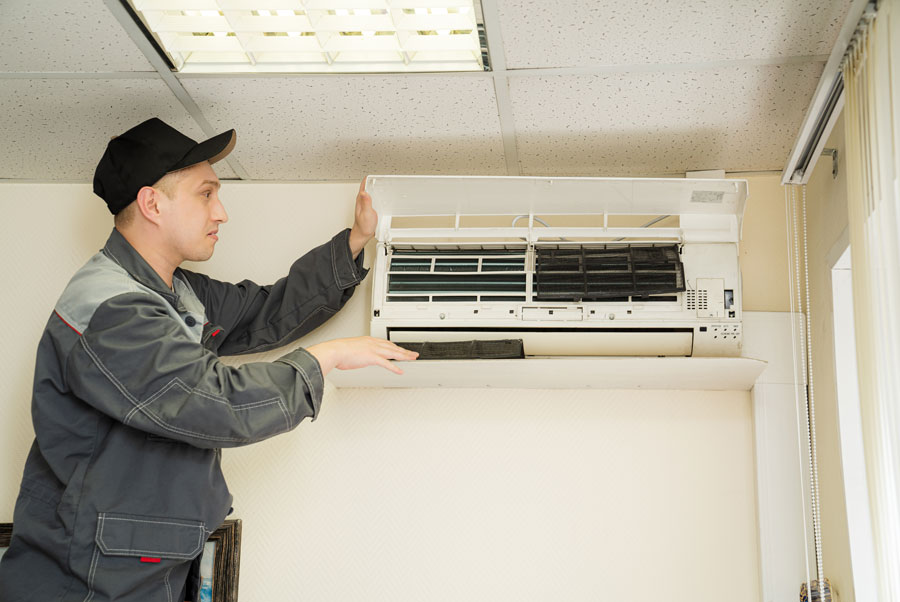 Дмитрий Александрович Утешев, слесарь по ремонту и обслуживанию систем вентиляции и кондиционирования. Служба эксплуатации «МОСКВА-СОКОЛ»