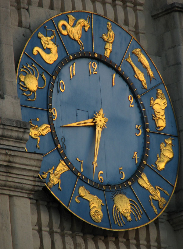 Часы на фасаде Казанского вокзала. Фото: wikimedia.org. Автор: Sofiya357